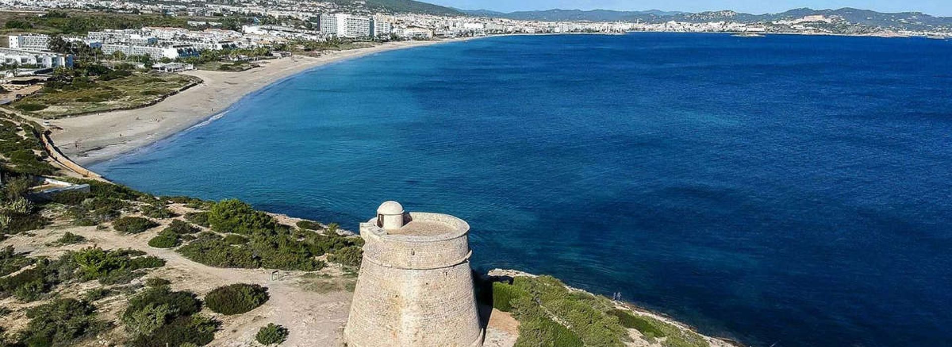 10 razones para elegir Playa d'en Bossa como tu destino vacacional en Ibiza